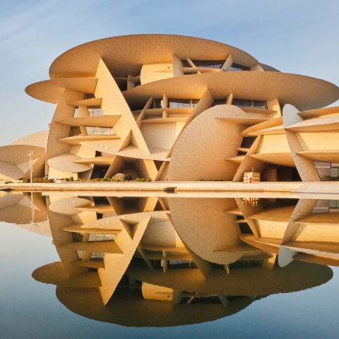 Afbeelding met hemel, architectuur, reflectie, buitenshuis
Automatisch gegenereerde beschrijving