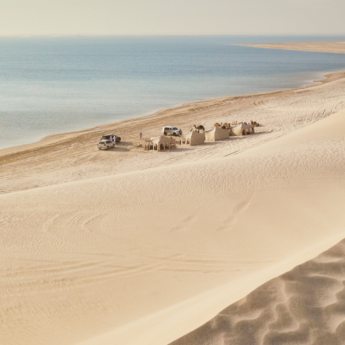 Afbeelding met buitenshuis, duin, Zingend zand, natuur
Automatisch gegenereerde beschrijving