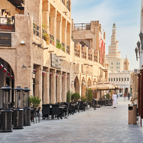 Afbeelding met gebouw, buitenshuis, hemel, stadje
Automatisch gegenereerde beschrijving