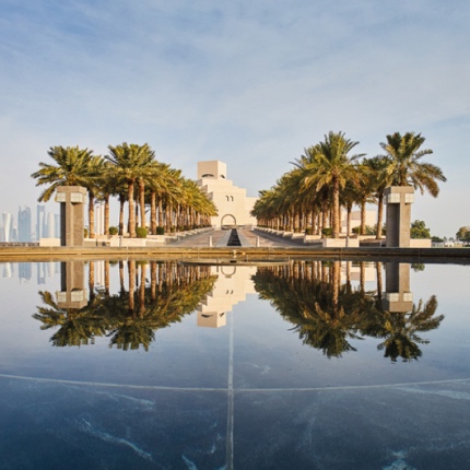 Afbeelding met buitenshuis, palmboom, hemel, water
Automatisch gegenereerde beschrijving