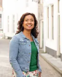 Maggie is verliefd op Afrika. Tanzania is één van haar mooiste bestemming. Zuid-Afrika bezocht zij al diverse malen en ze stelt de mooiste reizen samen voor u, baie mooi! Maar ook Costa Rica, Suriname, Florida, de Antillen, Maleisië en Thailand heeft ze bezocht. Kortom, een ervaren verre reizen specialist. Travelmanager Maggie Kieboom, in dienst vanaf 2010