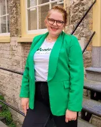 Deze Nieuwerkerkse heeft van haar hobby haar werk gemaakt. Ze heeft al heel wat mooie reizen mogen maken waaronder veel cruises, vandaar dat ze onze enige echte cruise specialist is. Ze kijkt graag welke rederij en route er bij u past en ze kan u er alles over vertellen. Uiteraard kunt u voor alle soorten vakanties bij haar terecht. Travelplanner Denise Giljam, in dienst vanaf 2023